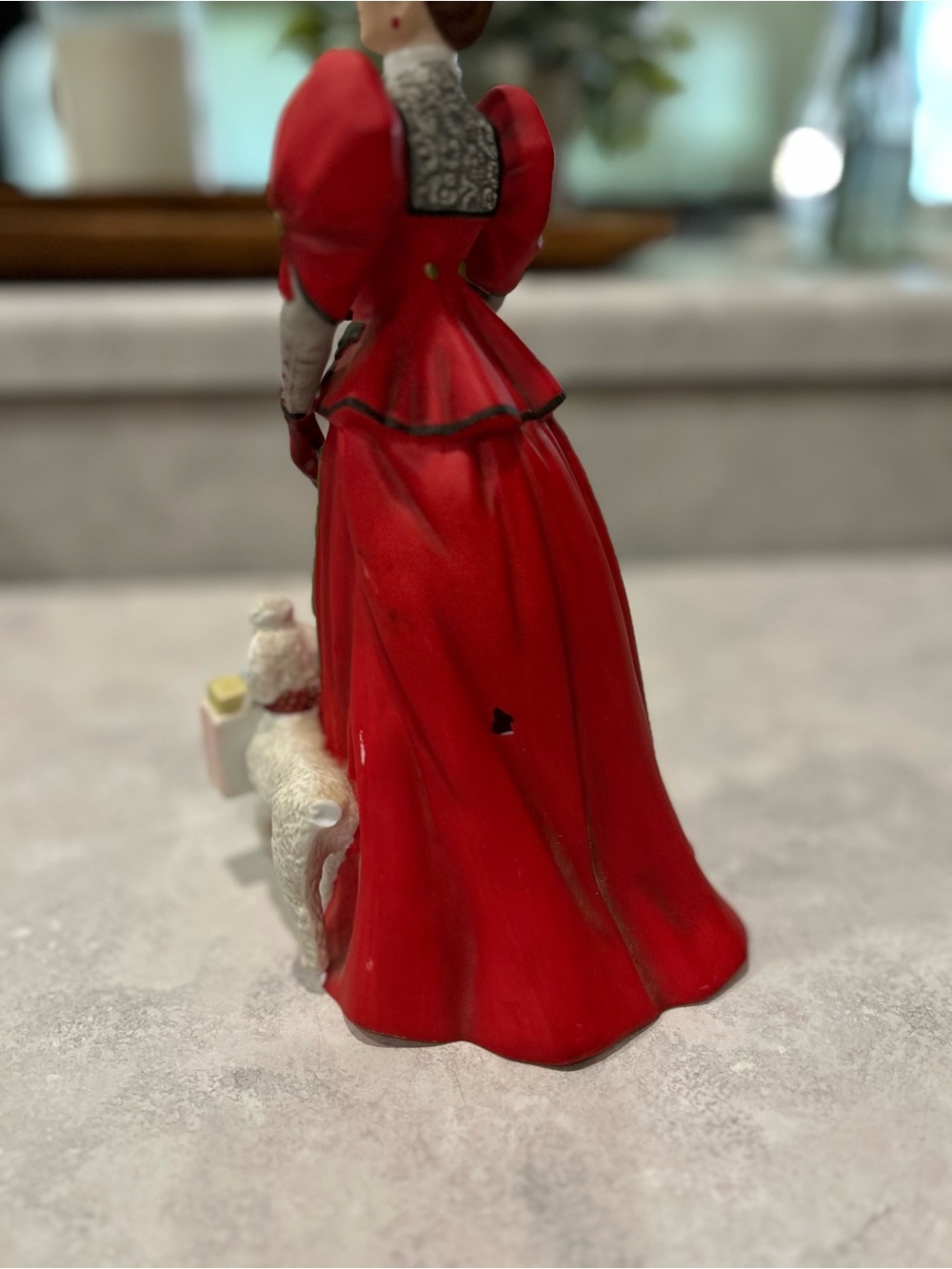1997 Avon Mrs Albee Award Figurine Victorian Lady w Poodle Rare - Picture 8 of 8